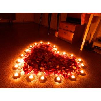 Наборы свечей, лепестков роз для романтического вечера 